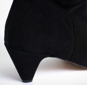 Anonymous Copenhagen Jassi 50 Black suede slouch boot