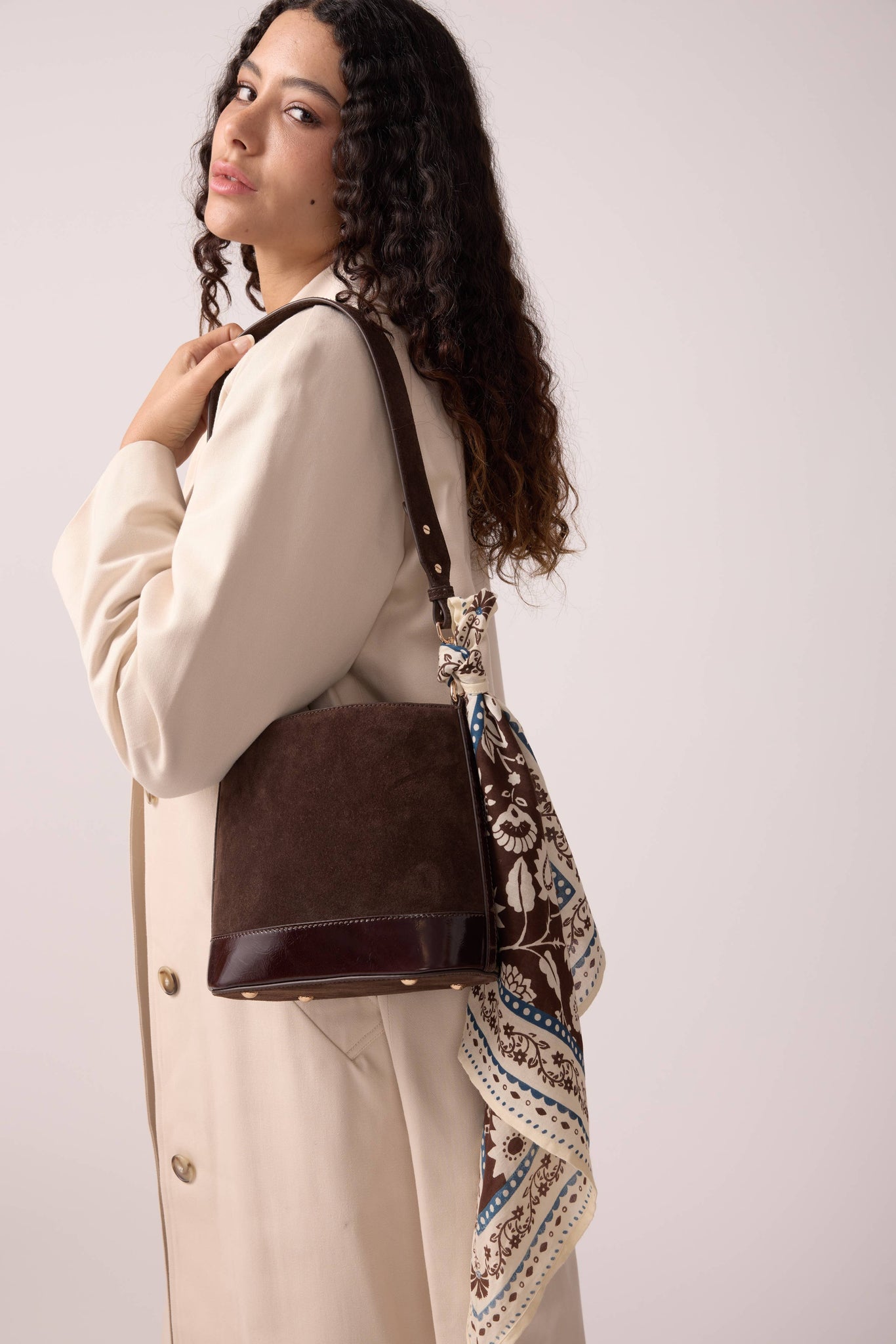 Marlon bucket bag in chocolate suede
