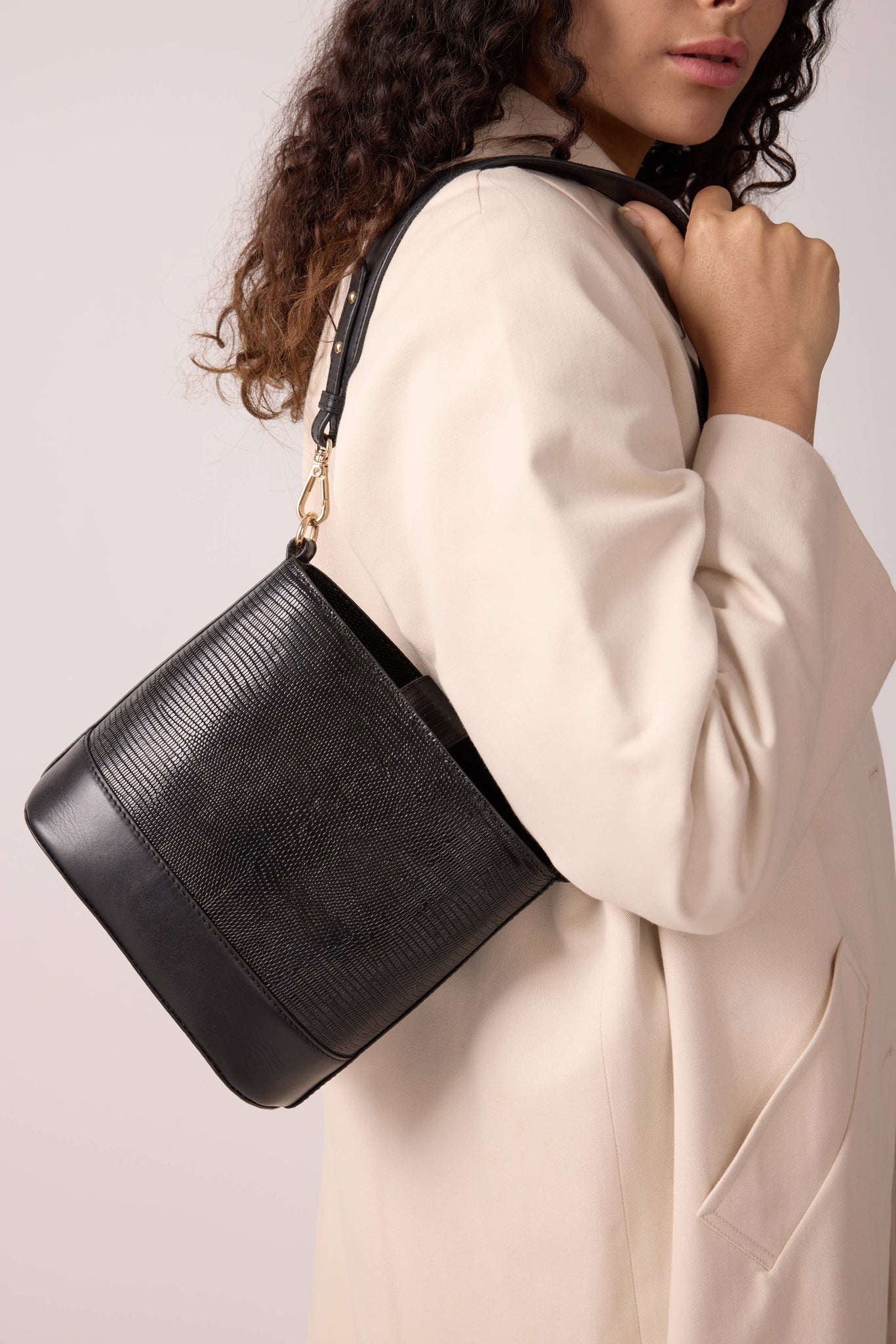 Marlon bucket bag in black lizard-embossed print